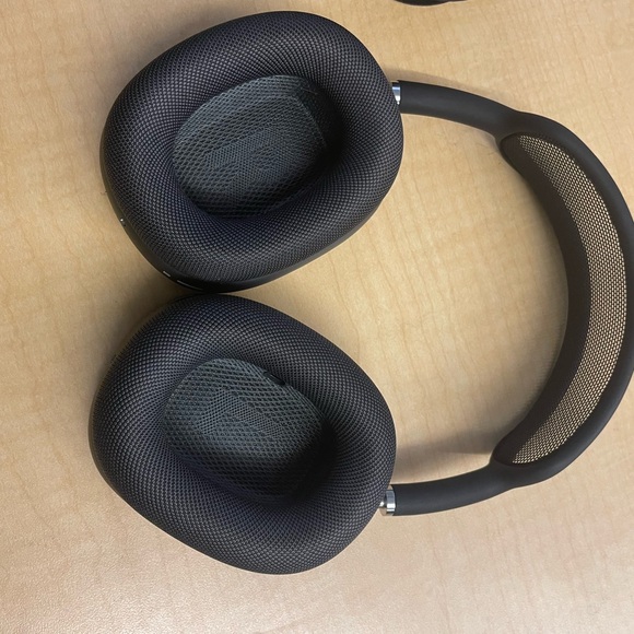 AirPod maxes - Picture 3 of 5